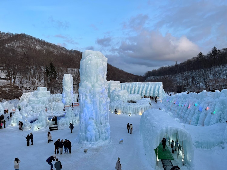 [이미지1]인간이 자연과 팀을 이루어 무언가를 창조할 때 더 흥미로워집니다. 시코쓰 호수 얼음 축제는 이에 대한 완벽한 예입니다. 홋카이도의 수정처럼 맑은 호수는 경이로운 얼음 조각품을 만드