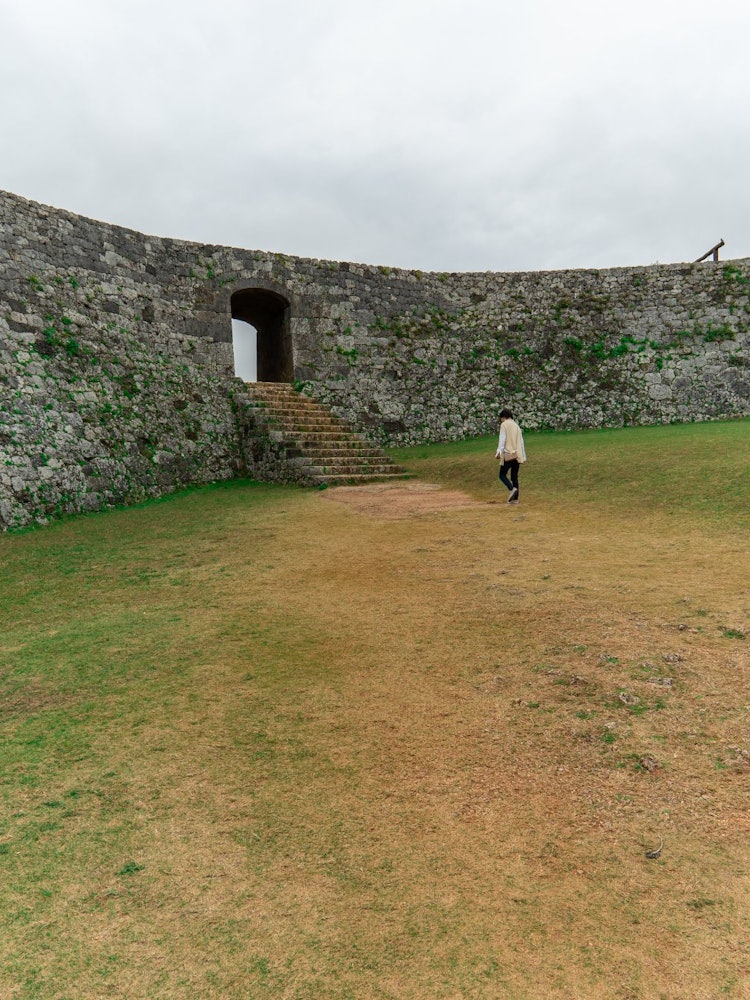 [相片1]沖繩縣讀谷村的座喜見城遺址沖繩有9處世界遺產「琉球王國的姑蘇及相關遺產」，是其中的五個世界遺產姑蘇之一。 在沖繩，城堡被稱為gusuku。這是日本在大陸上看不到的美麗彎曲石牆。 你可以爬到石牆的頂部，