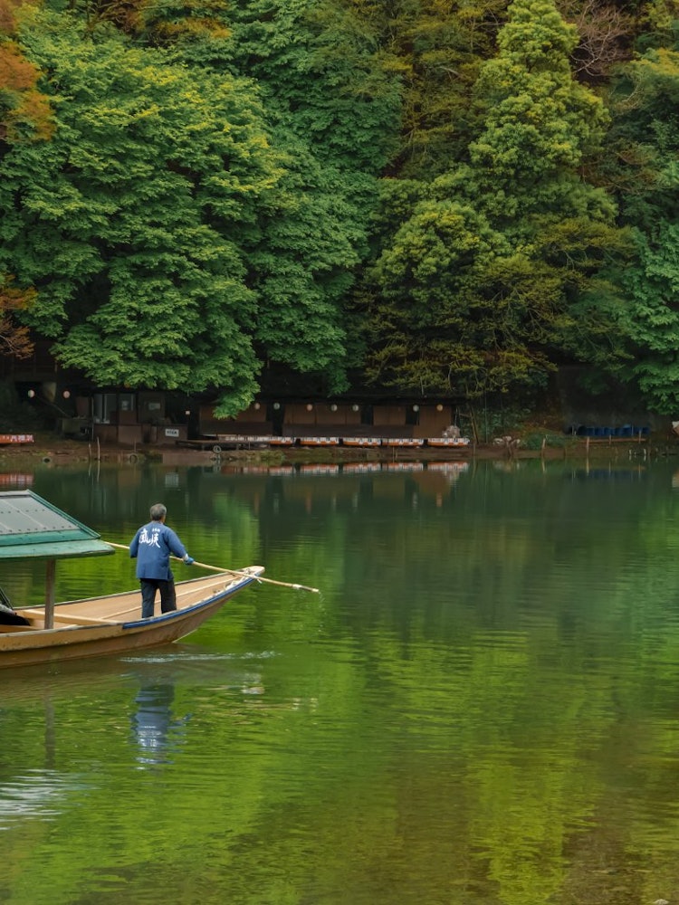 [画像1]京都の嵐山川のほとりにたたずむと、日本の時代を超越した美しさと豊かな遺産をささやくシーンが広がります。過去と現在が交錯するこの場所では、木々の葉がそよ風に揺れ、繊細な記憶のように水面に静かに流れ落ちま
