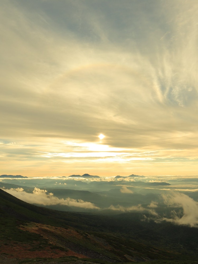 [画像1]十勝連峰を一泊二日でテント泊。 美瑛富士からオプタテシケ山までの稜線を歩いていたところで見られた景色。 雲海と虹と、広大な大地。 北海道の山を歩いていて良かったと想えたひと時だった。