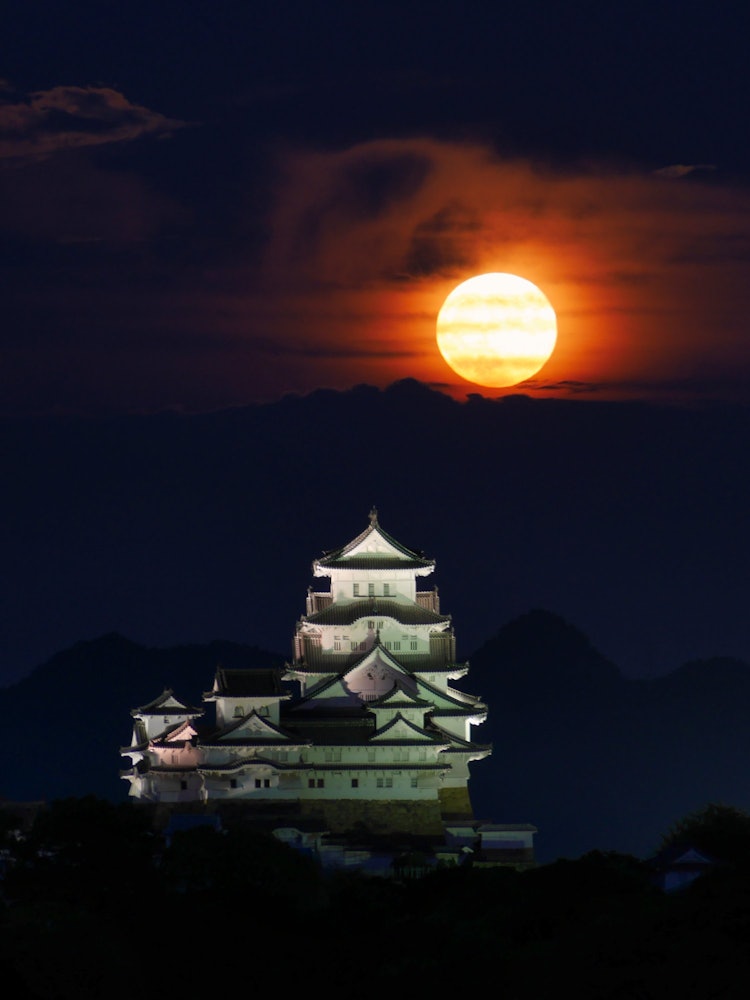 [Image1]It is the full moon on September 10, 2022 and Himeji Castle.The moonrise was covered with clouds, bu