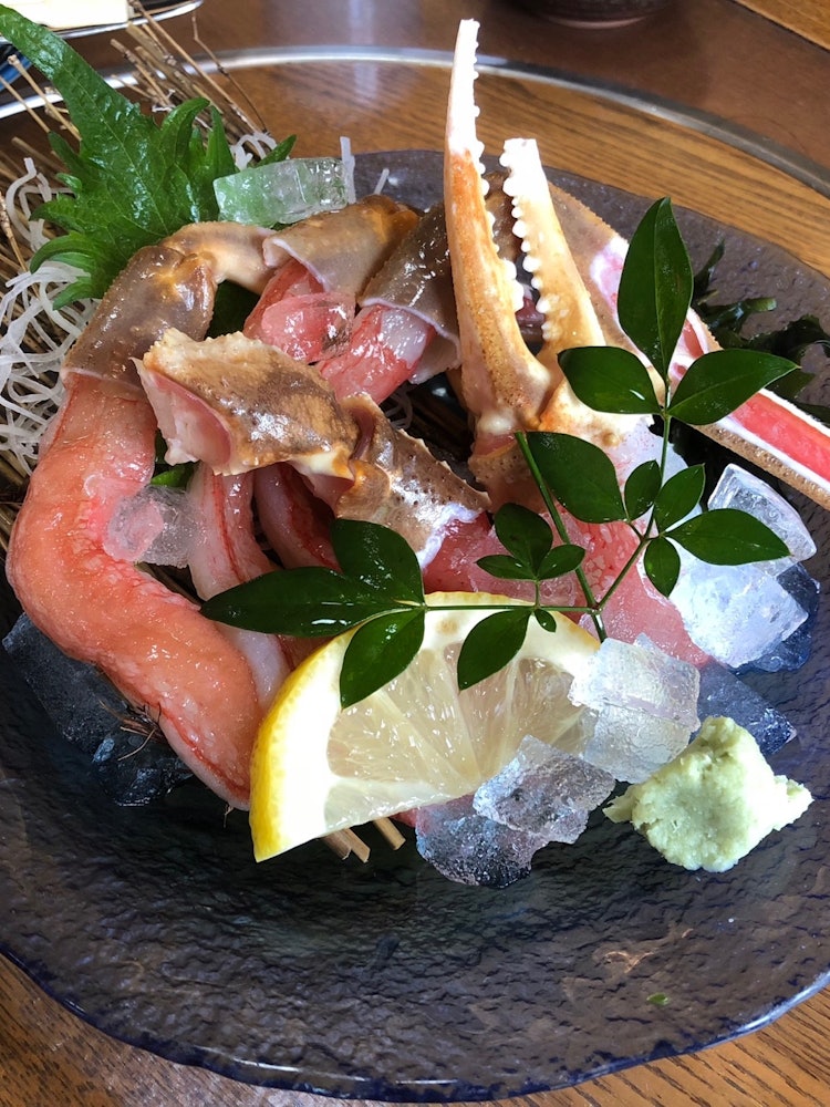 [相片1]在兵库县丰冈市城崎温泉镇的“Kaichuen”餐厅，享受著名的螃蟹菜肴。特别是螃蟹刺身精致，质地融化，甜味温和。