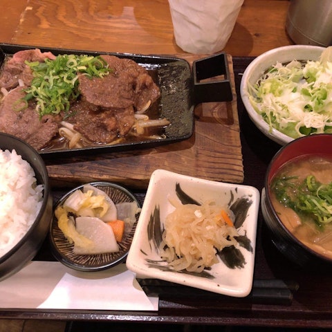[Image1]Went to a place in Nihonbashi called Hakata Dojo (博多道場) and had a really nice lunch. It's like an iz