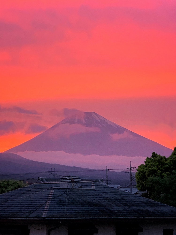 [Image1]Mt. Fuji at sunset seen from Susono City, Shizuoka Prefecture.I've never seen it burned this far.Tru