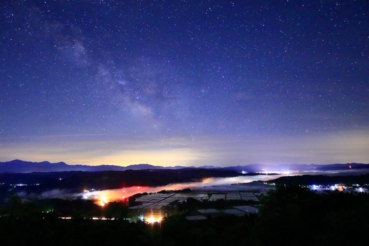 [相片1]山本山星系。 与池原的霓虹云海一起食用...池原沉入迷雾中。也许这就是我攀登山本山时的想法。然而，在漆黑的山上，这是相当可怕的。 (^_^;)2023.05.24.拍摄。#银河系 #银河系 #霓虹灯 