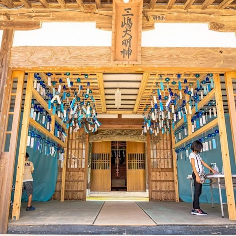 [画像1]宇久須神社にて、今年も「風鈴神社」が開催されるようです！6月23日から9月23日までの3ヶ月間、宇久須神社の拝殿内に240個もの風鈴が飾られる「風鈴神社」が開催されます。涼しげな青色を基調とした風鈴が