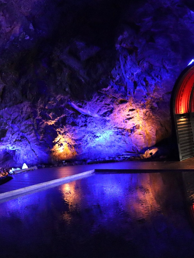 [画像1]石川県珠洲市にある「青の洞窟」。