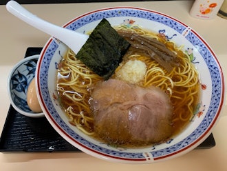 [画像1]八王子ラーメンは東京都八王子市の自慢の人気のご当地ラーメンです。醤油ベースのあっさりの優しい味のラーメンで、刻み玉ねぎを具として使用しておりスープの表面に脂が浮いています。シンプルな作りとなっています