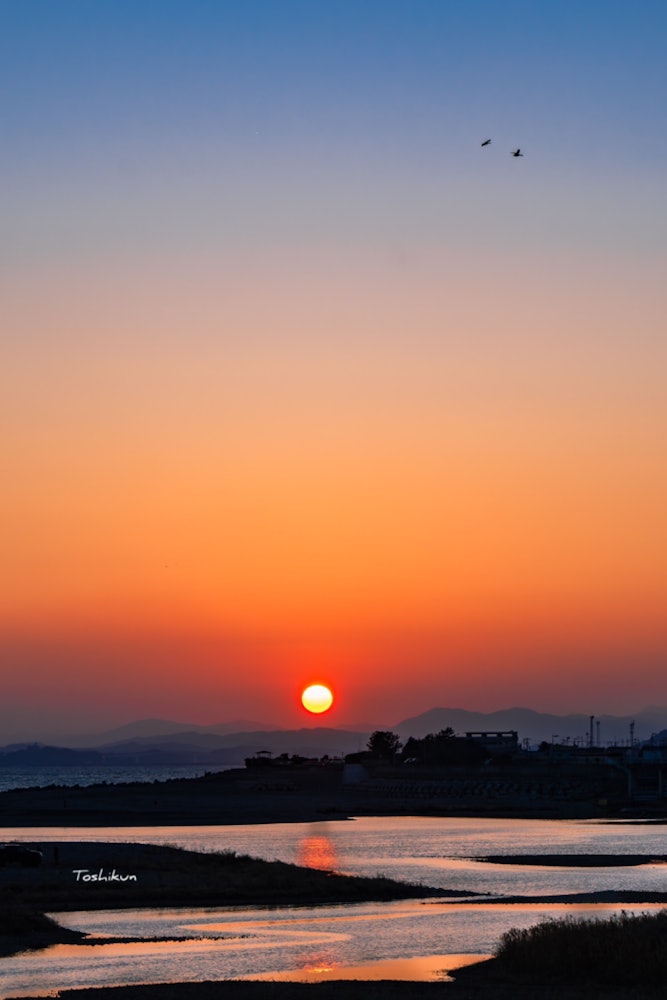 [画像1]高他県香南市吉川漁港堤防からこ夕景です。