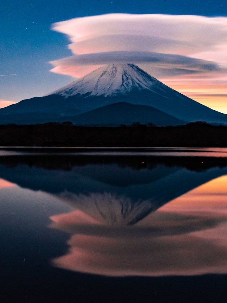 [이미지1]일본에 관해서는 후지산이 있습니다.특히 쇼지 호수에서 이른바 아이를 껴안고 있는 후지를 좋아하고 촬영에 자주 갑니다만, 호수 표면에 그런 모자 구름과 반사를 볼 수 있었던 것은 처