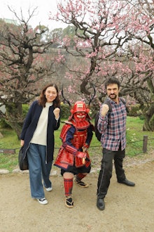 [画像1]天気は悪いですが大阪城梅林公園の花見の季節⚔海外からのお客様対侍天気は悪いですが、大阪城梅園公園⚔はお花見の季節です。海外からのお客様対サムライさあ、いよいよバットゥージュツ(剣術)のテクニックを使い
