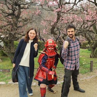 [相片1]天気は悪いですが大阪城梅林公園の花見の季節⚔海外からのお客様与侍天气不好，但现在是大阪城郭梅园公园⚔的赏樱季节。来自海外的客人与武士现在是时候使用Battoujutsu（剑术）技术了！天⚔作之合.