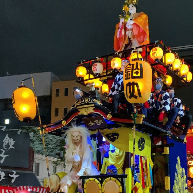 [画像1]22年10月16日撮影。川越祭りの写真です。本川越駅前で撮りました。今成、鈿女の山車です。天狐が舞っています。