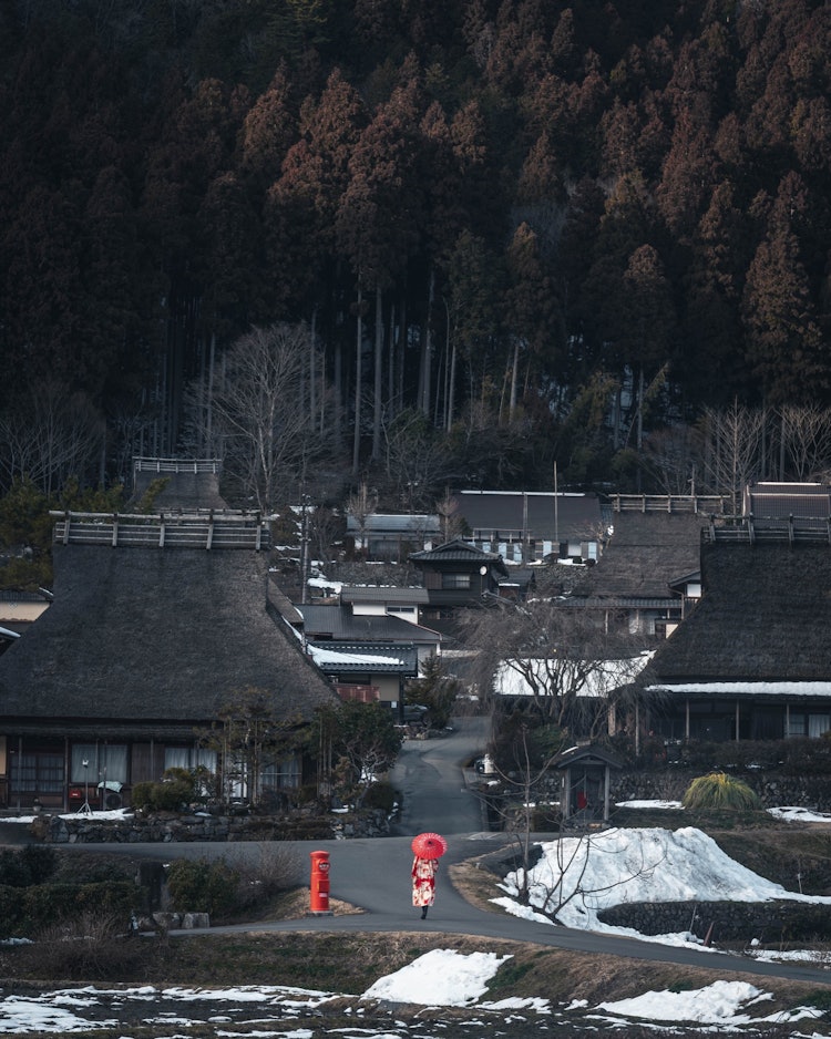 [相片1]美山茅吹之裡這個山村位於京都府南丹市，擁有歷史氛圍。在充滿螢幕的古民家和自然中，帖子令人印象深刻。整體顏色很深，所以我把一個模特放在紅色和服裡，讓紅色脫穎而出。這是一個寶貴的地方，您可以在這裡切掉古老